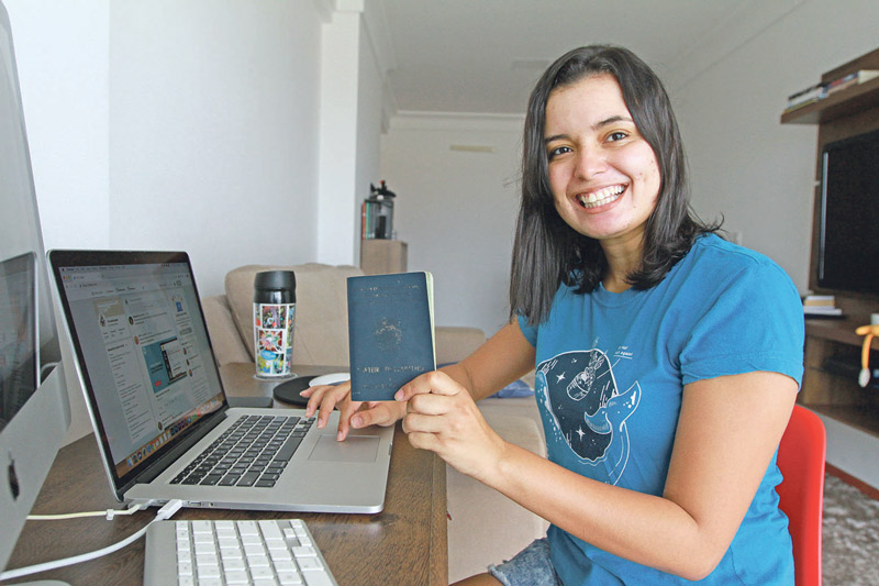A analista de relacionamentos Andressa Gonçalves de Freitas, 29, trabalha em casa. Ela é funcionária da PicPay e faz contato com usuários do aplicativo pelas mídias sociais. (Foto: Dayana Souza / AT)