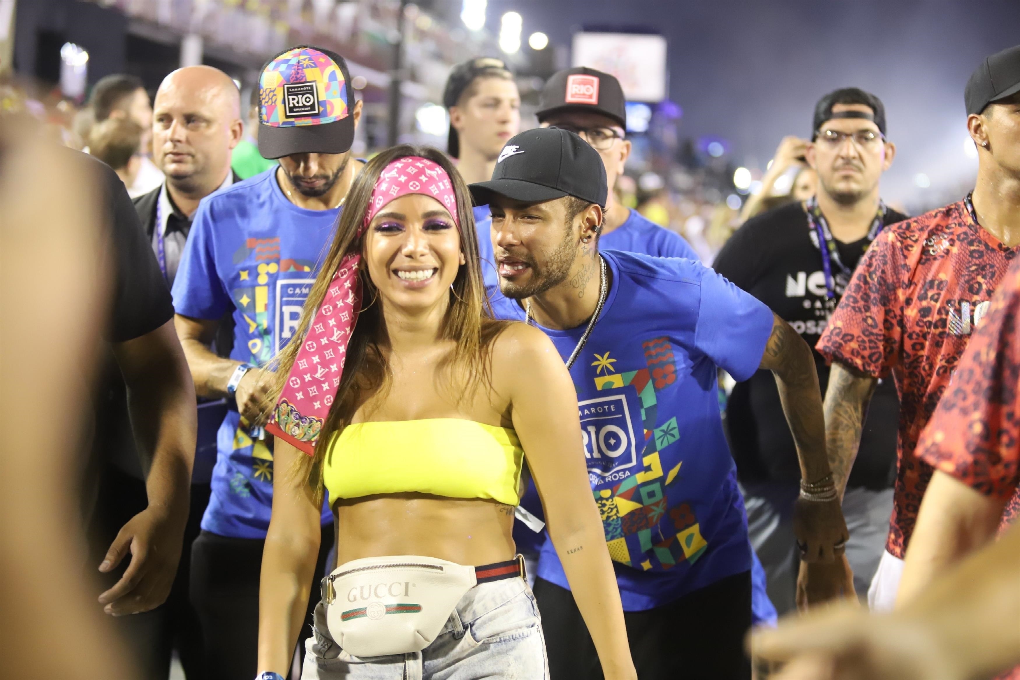 Anitta e Neymar nos desfiles das escolas do Rio (Foto: Daniel Pinheiro/ AgNews)