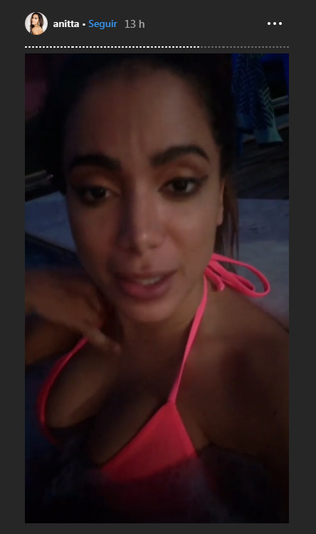 Na madrugada, Anitta postou uma imagem tomando banho de piscina (Foto: Reprodução / Instagram Stories)