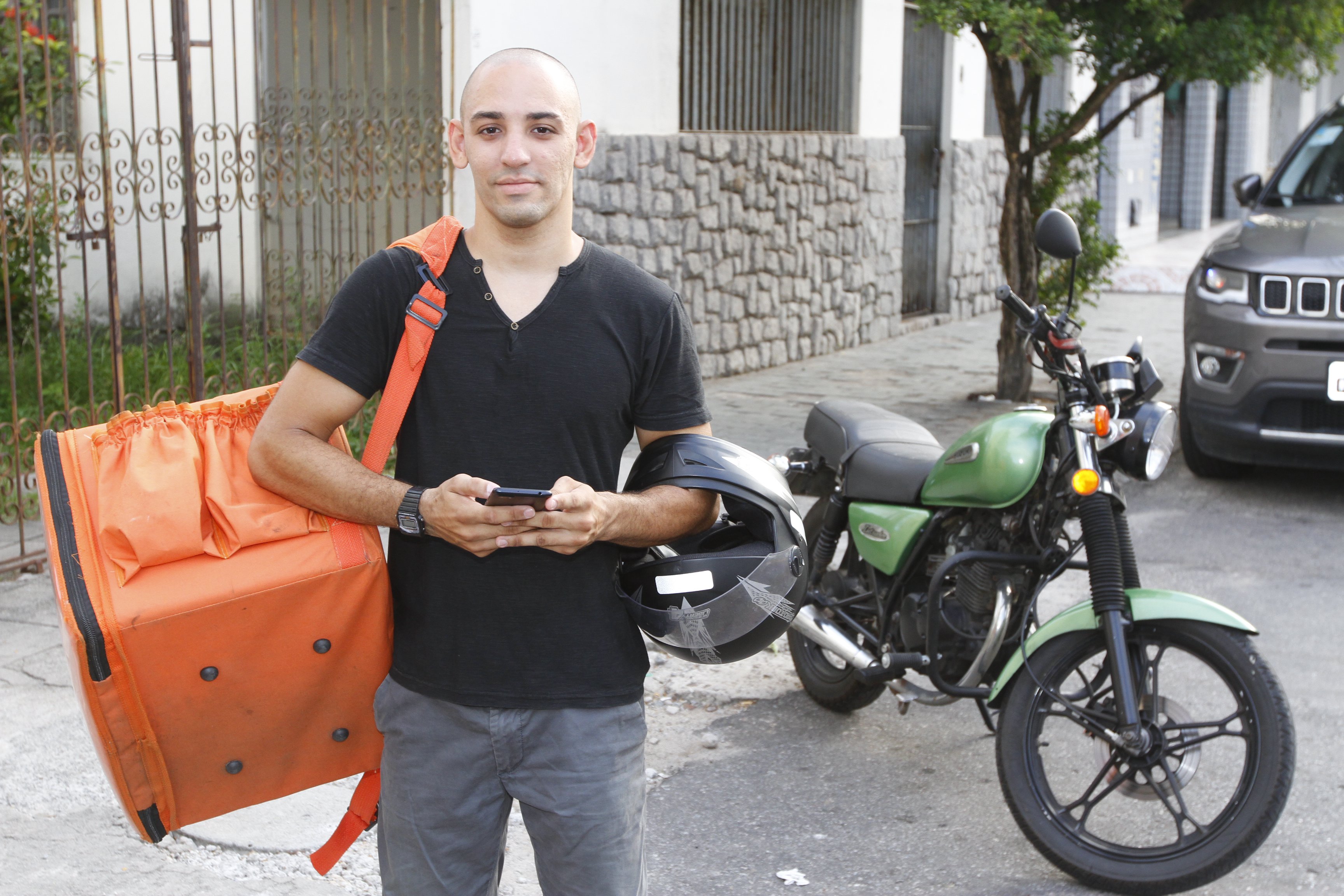 Técnico em Design de Interiores, Alex Cardoso Zatta, 28 anos, se deparou com diversos obstáculos para ingressar no mercado de trabalho, em sua área. Diante das várias possibilidades de ganhar dinheiro com aplicativos, ele optou pelo Shipp, uma ferramenta de entrega. (Foto: Leone Iglesias)