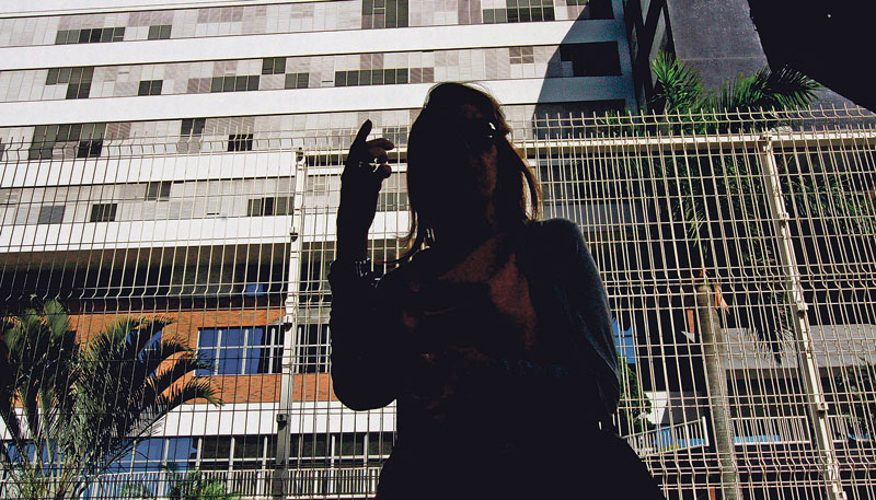 Mulher do aposentado foi ao hospital para onde o marido foi levado e falou sobre o terror que ele viveu (Foto: Kadidja Fernandes/AT)