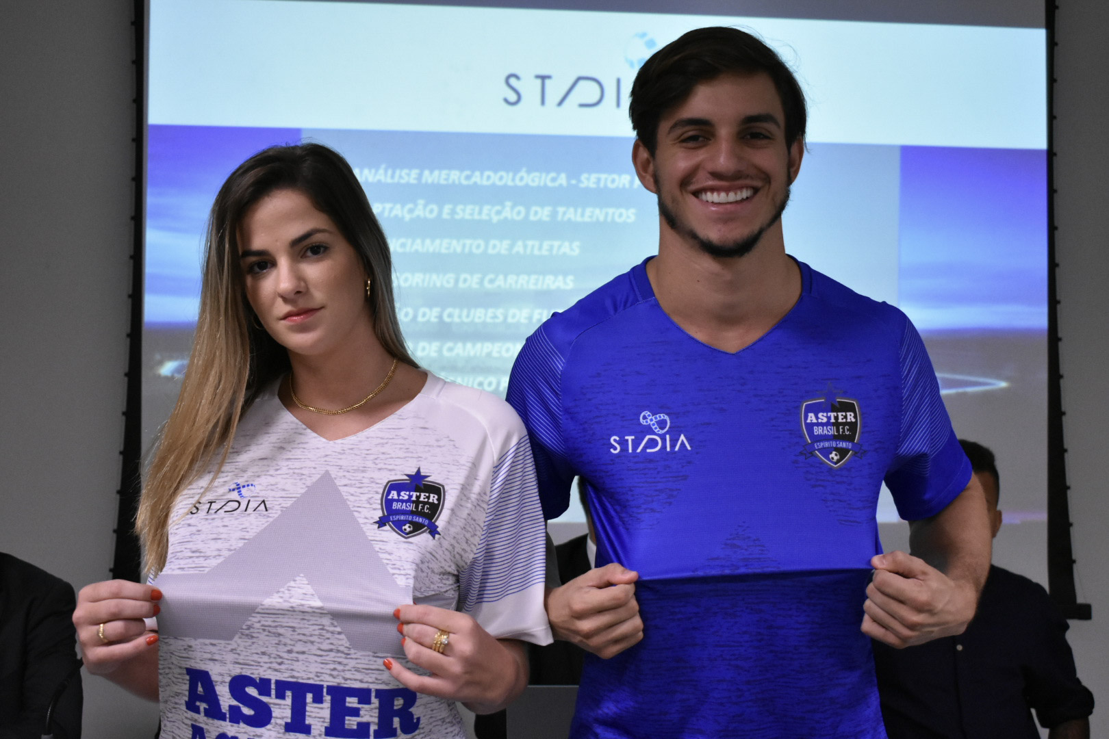 Modelos apresentaram os uniformes do novo time capixaba (Foto: João Brito/Aster Brasil FC)