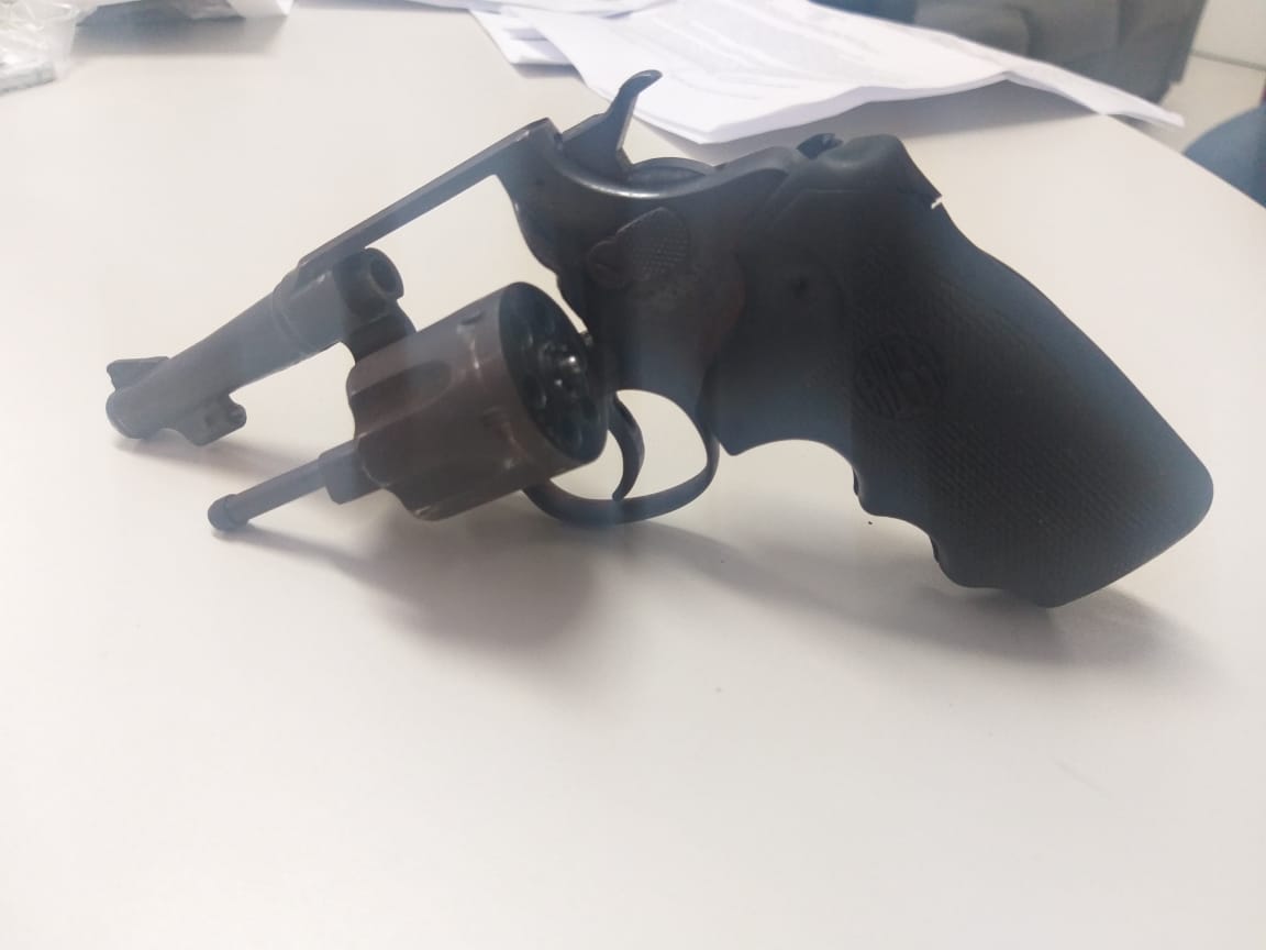 Arma apreendida com os acusados após assalto e tentativa de homicídio contra policial militar em Jardim Colorado, Vila Velha. (Foto: Divulgação)