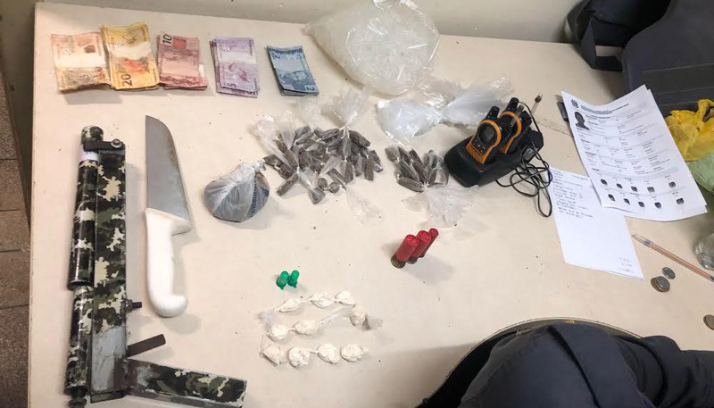 Durante a operação, foram apreendidas armas, drogas e outros itens (Foto: Divulgação / PCES)