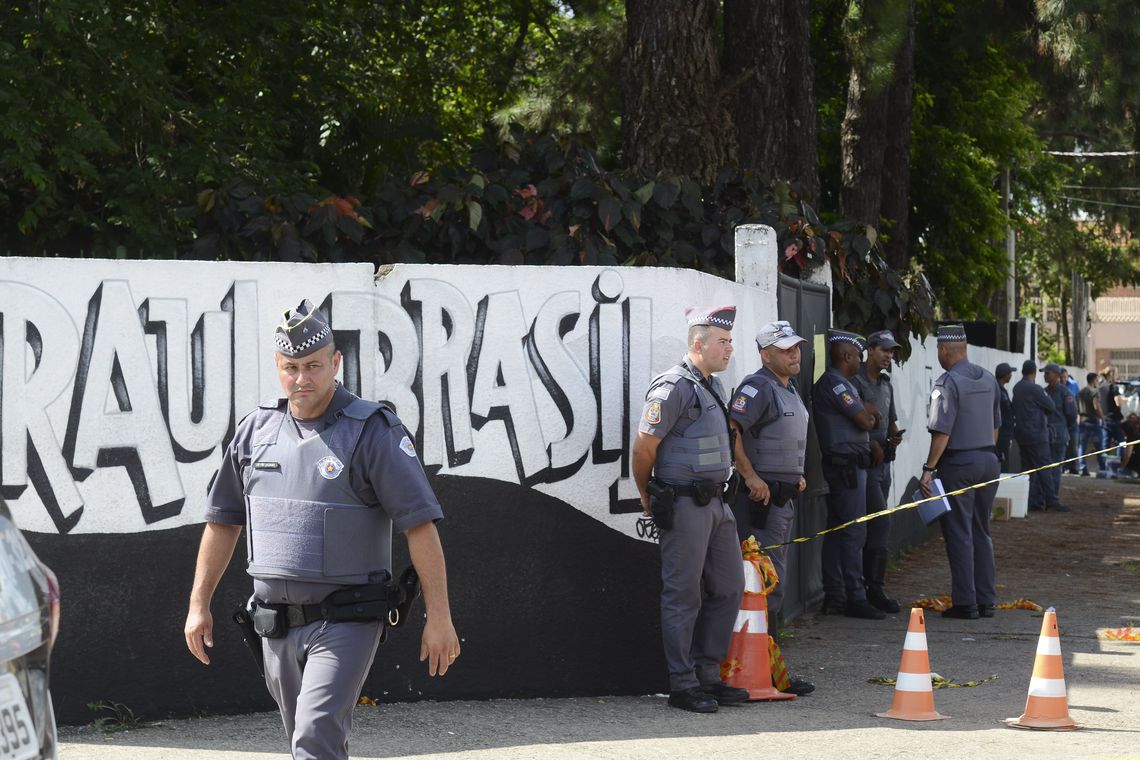 Policiais militares cercam escola após ataque. (Foto: Rovena Cabral/Agência Brasil)