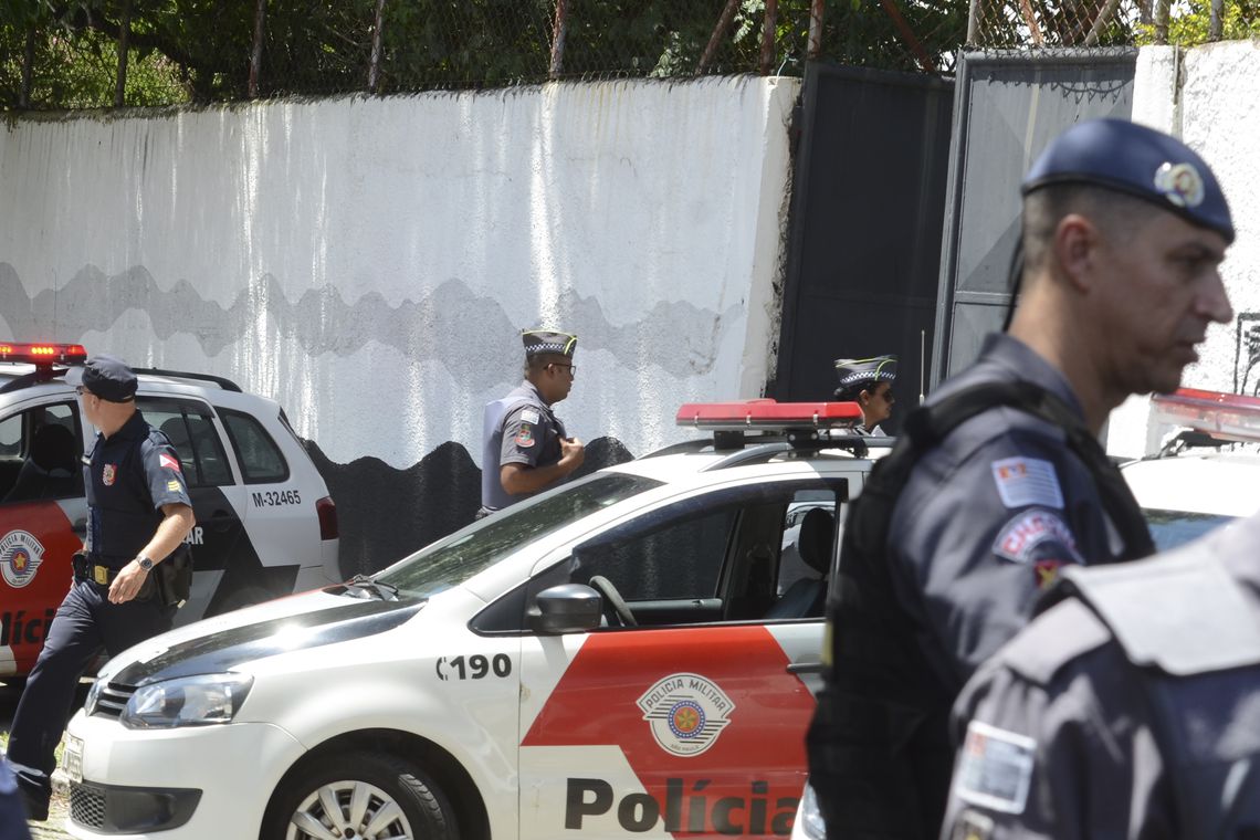 Policiais na frente da escola Raul Brasil, em Suzano (Foto: Rovena Rosa/ Agência Brasil)