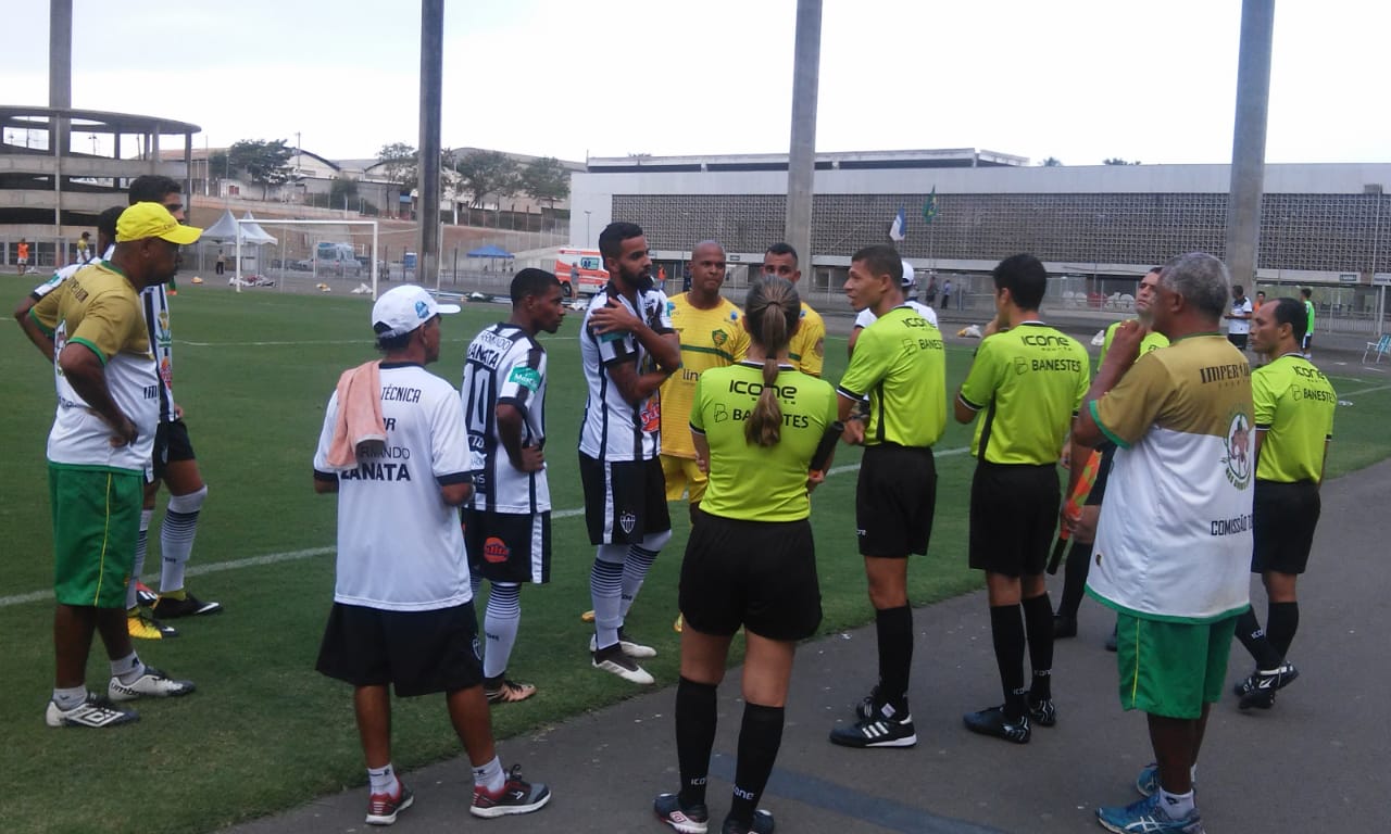 A partida entre Atlético-ES x Tupy foi suspensa aos 15 minutos, do primeiro tempo. Na foto, os jogadores dos times se reúnem com a equipe de arbitragem (Foto: Leone Oliveira)