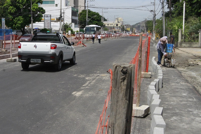 Trecho liberado na terça não tem sinalização, ciclovia nem calçada. Promessa é que fiquem prontas em novembro (Foto: Kadidja Fernandes/ AT/ 19/03/2019)