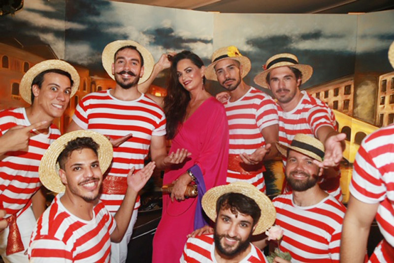 Luiza Brunet entre os personagens no Baile do Copa (Foto: Francisco Silva / AgNews)