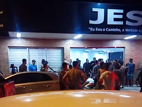 Vítimas pediram ajuda em igreja. (Foto: Reprodução vídeo internauta)
