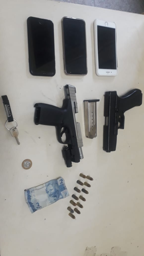 Armas e celulares apreendidos pela PM. (Foto: Divulgação PM )
