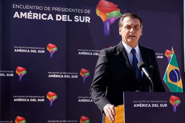Bolsonaro concede entrevista coletiva ao desembarcar em Santiago, no Chile. (Foto: José Dias/PR)