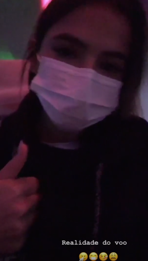 Atriz usou máscara hospitalar durante viagem (Foto: Reprodução Instagram)