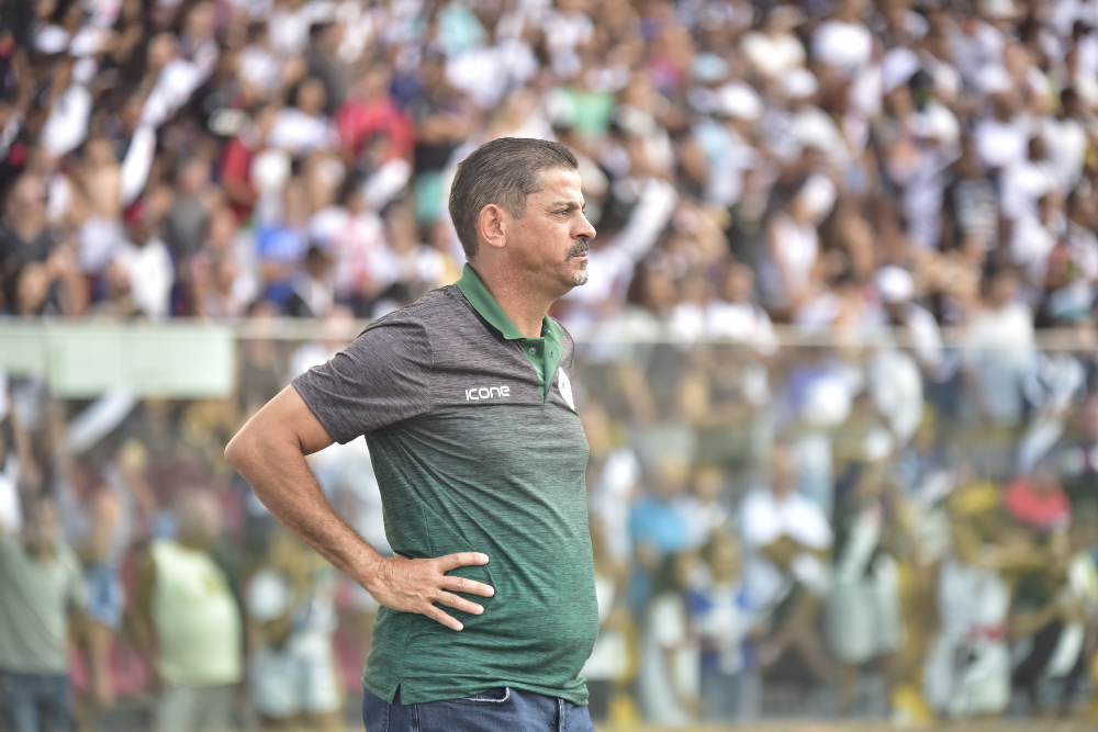 Valdir Bigode como técnico da Cabofriense na vitória sobre o Vasco (Foto: Rodrigo Gavini/AT)