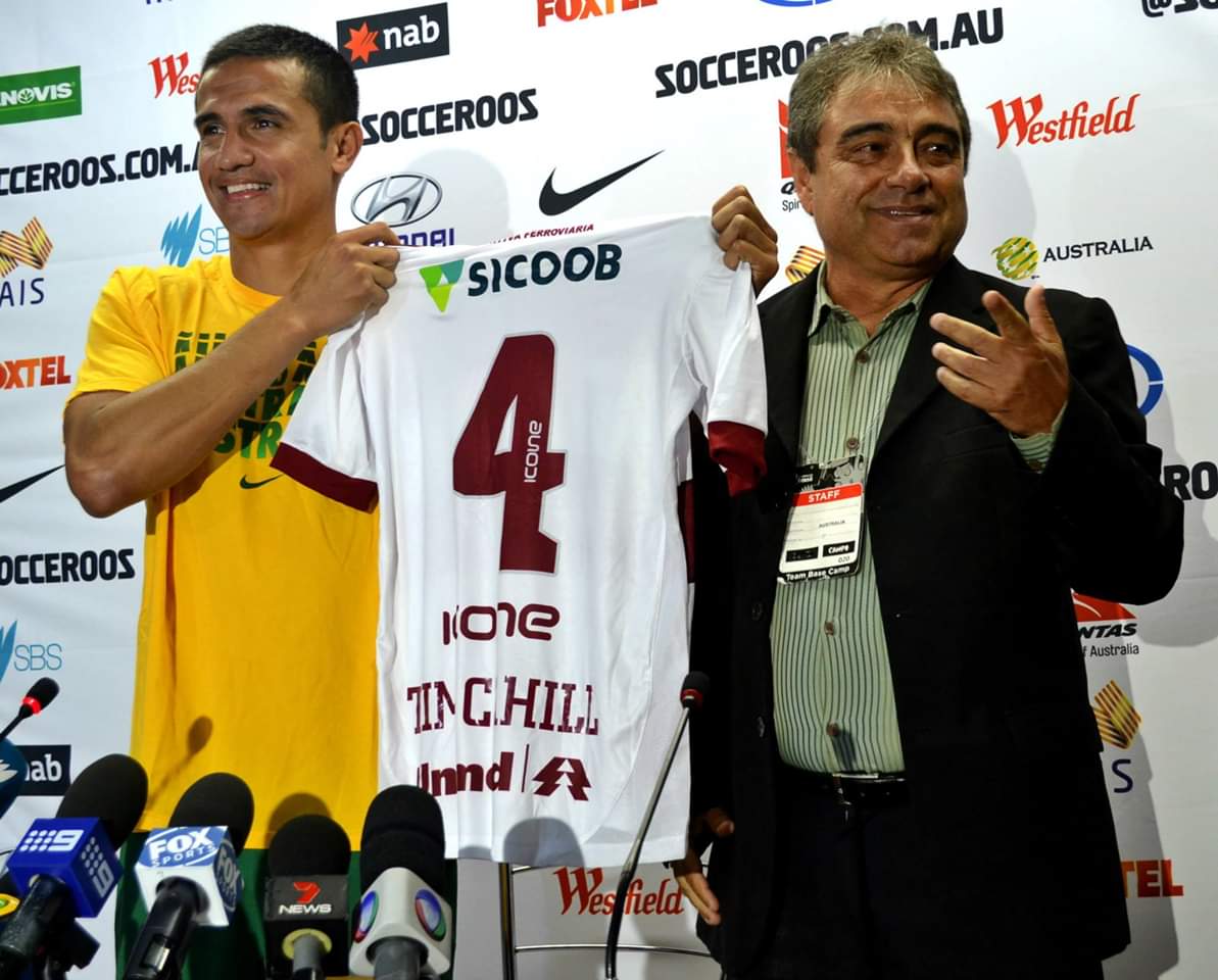 Tim Cahill recebeu camisa da Desportiva e, em tom de brincadeira, foi anunciado como novo reforço por Pedro Soares (Foto: Henrique Montovanelli (2014))