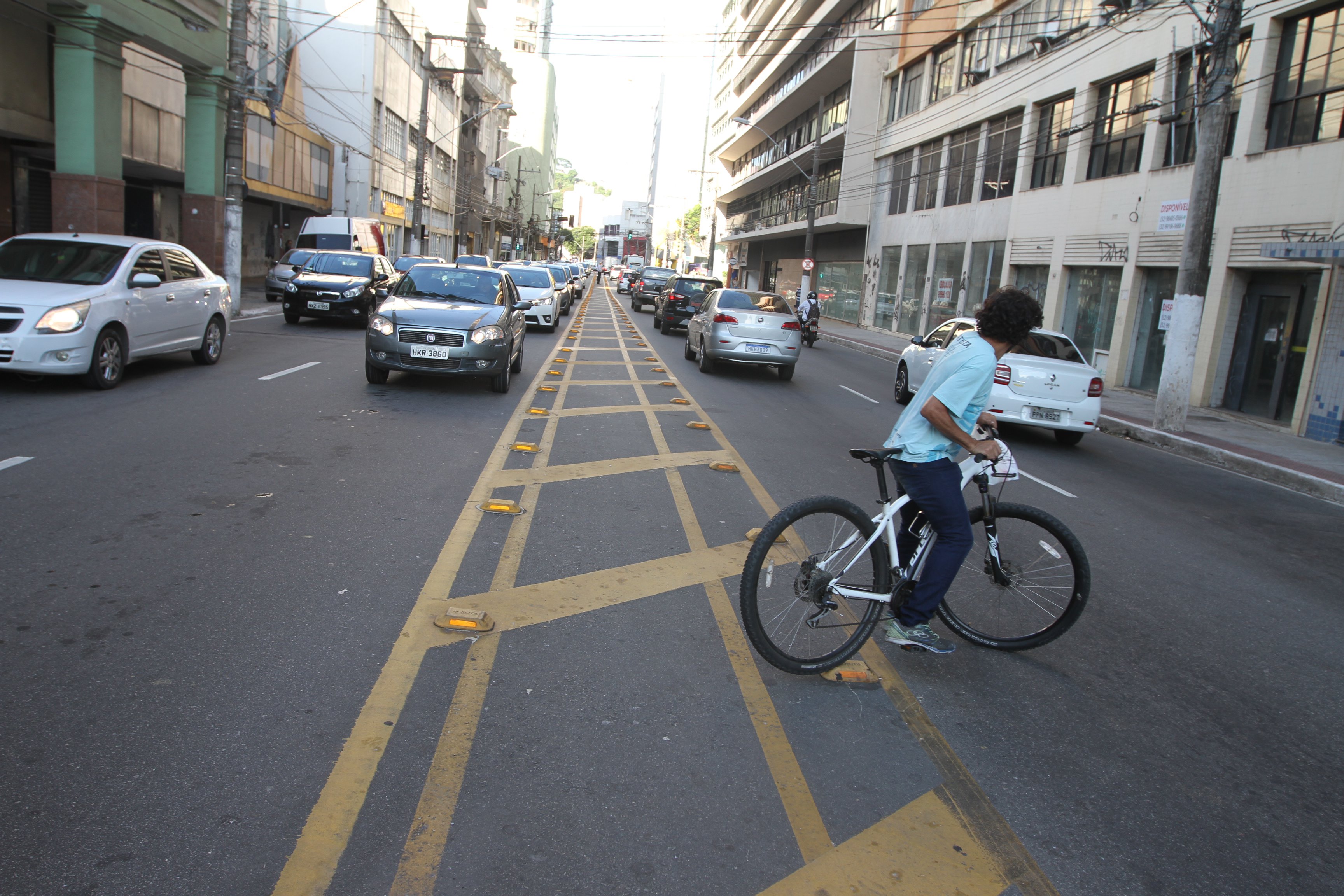 Ciclista atravessa entre os carros, fora da faixa de pedestres no centro de Vitória. (Foto: Rodrigo Gavini/AT)