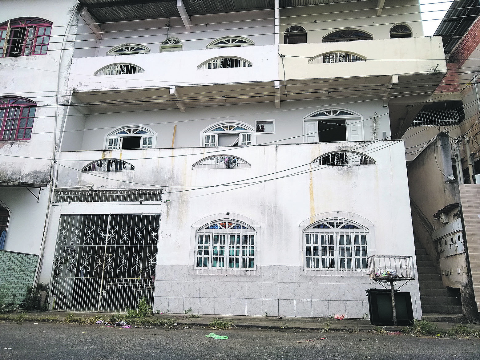 Assassinos escalaram o imóvel pelo lado de fora e invadiram a casa da família, no segundo andar. (Foto: Roberta Bourguignon)