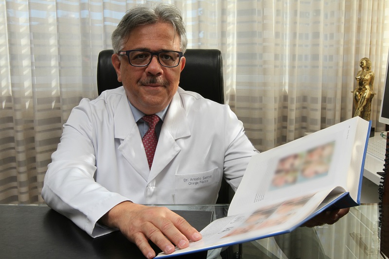 O cirurgião plástico Ariosto Santos disse que a procura por cirurgia íntima teve um aumento de 23% (Foto: Rodrigo Gavini/AT)