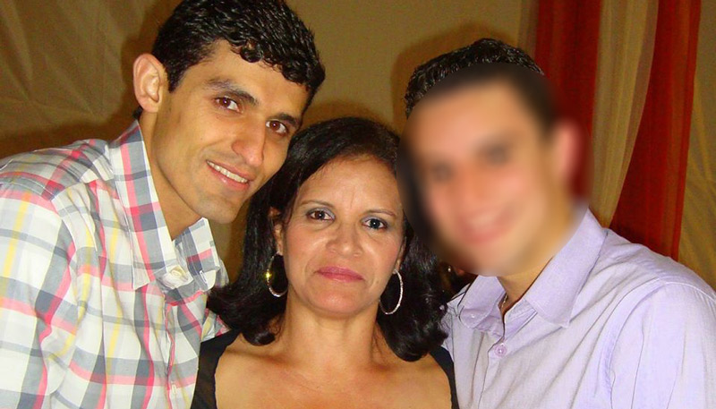 Jonas Amaral ao lado da mãe, Dalva: