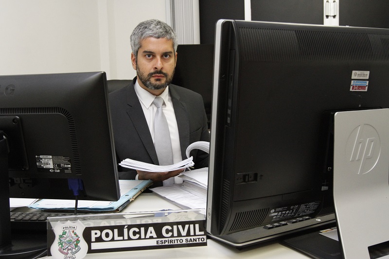 O titular da Delegacia Especializada de Repressão aos Crimes Cibernéticos (DRCC), Brenno Andrade (Foto: Leone Iglesias/ AT)