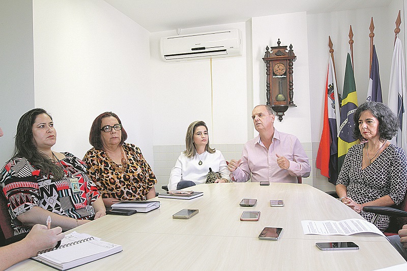 Equipe que investiga o caso do surto em Vila Velha, durante coletiva (Foto: Dayana Souza/AT)