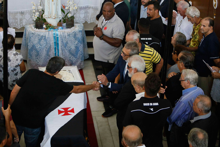 Presidente do Vasco cumprimenta familiar de Eurico (Foto: Rafael Ribeiro/Vasco)