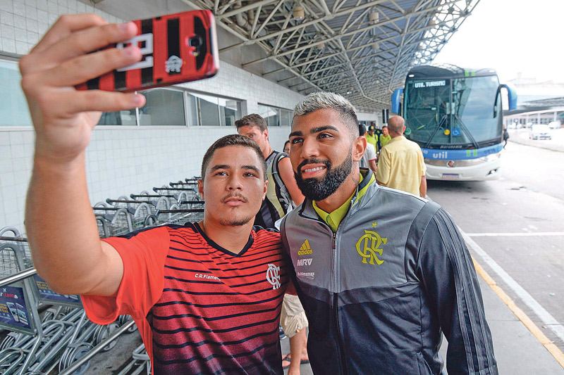 Gabigol tira foto com torcedor do Flamengo no aeroporto: atacante já tem quatro gols pelo time na temporada (Foto: Alexandre Vidal/Flamengo)