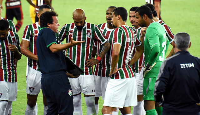 Diniz conversa com os jogadores na pior atuação coletiva do Flu no ano (Foto: Lucas Merçon/Fluminense)