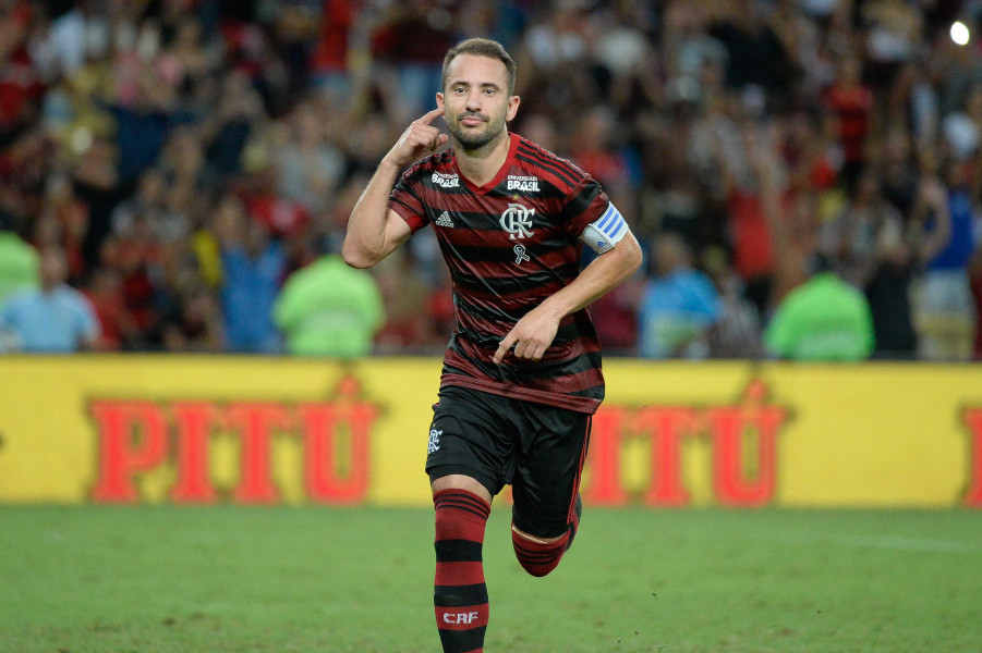 Éverton Ribeiro tira onda (Foto: Alexandre Vidal/Flamengo)