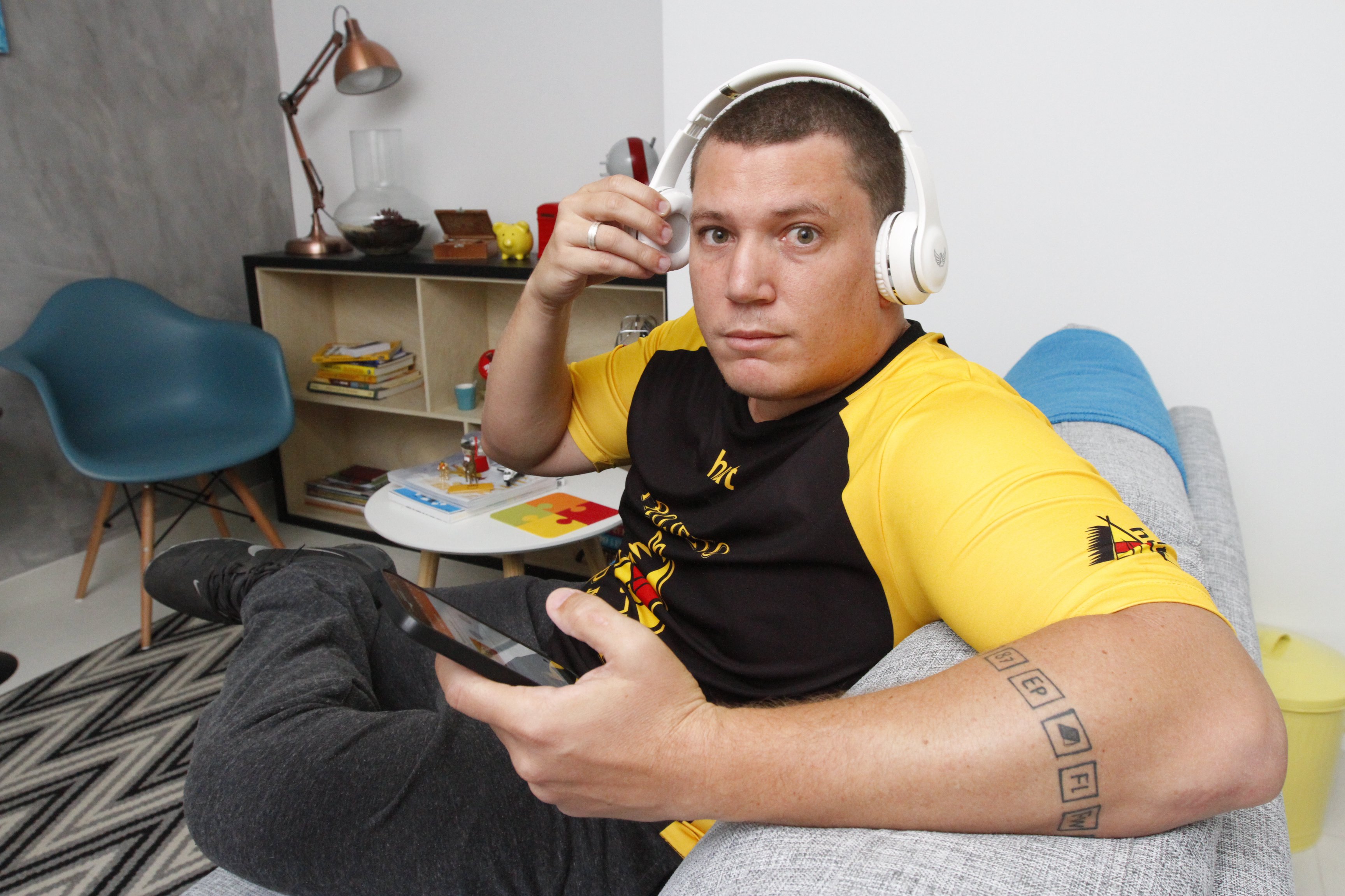 Eduardo Valls Pagotto, de 31 anos, usa fone sem fio durante três horas por dia. (Foto: Leone Iglesias/AT)
