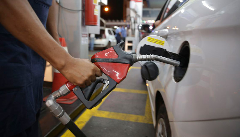 Abastecimento em posto: em pouco mais de um mês, gasolina já acumula aumento de 13% nas refinarias (Foto: Marcello Casal Jr/Agência Brasil)