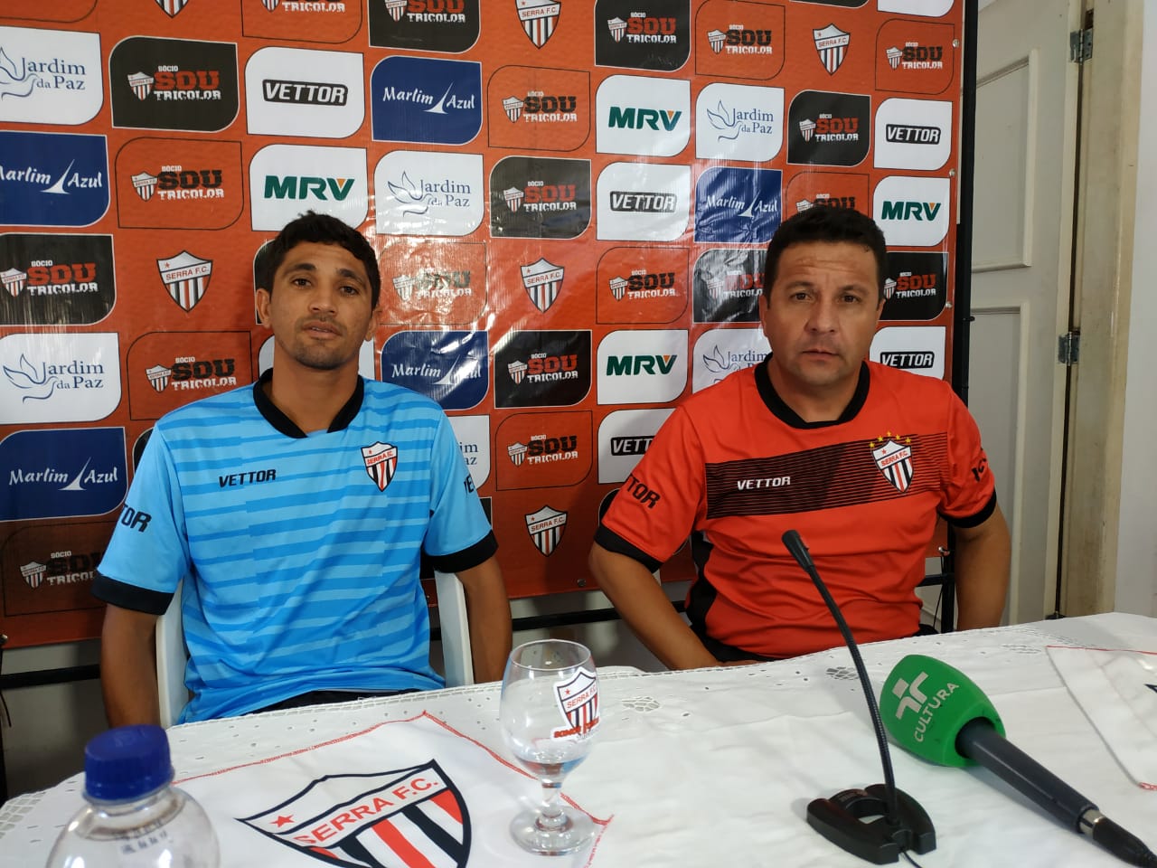 O volante Caetano, capitão do Serra, recebeu o novo treinador da equipe, Gian Rodrigues (Foto: Henrique Montovanelli )