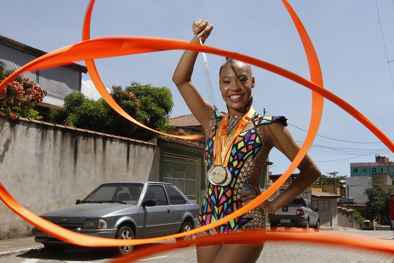 Geovanna Santos exibe o sorriso característico, presente em todas as competições, mesmo com as dificuldades financeiras (Foto: Thiago Coutinho/ AT)