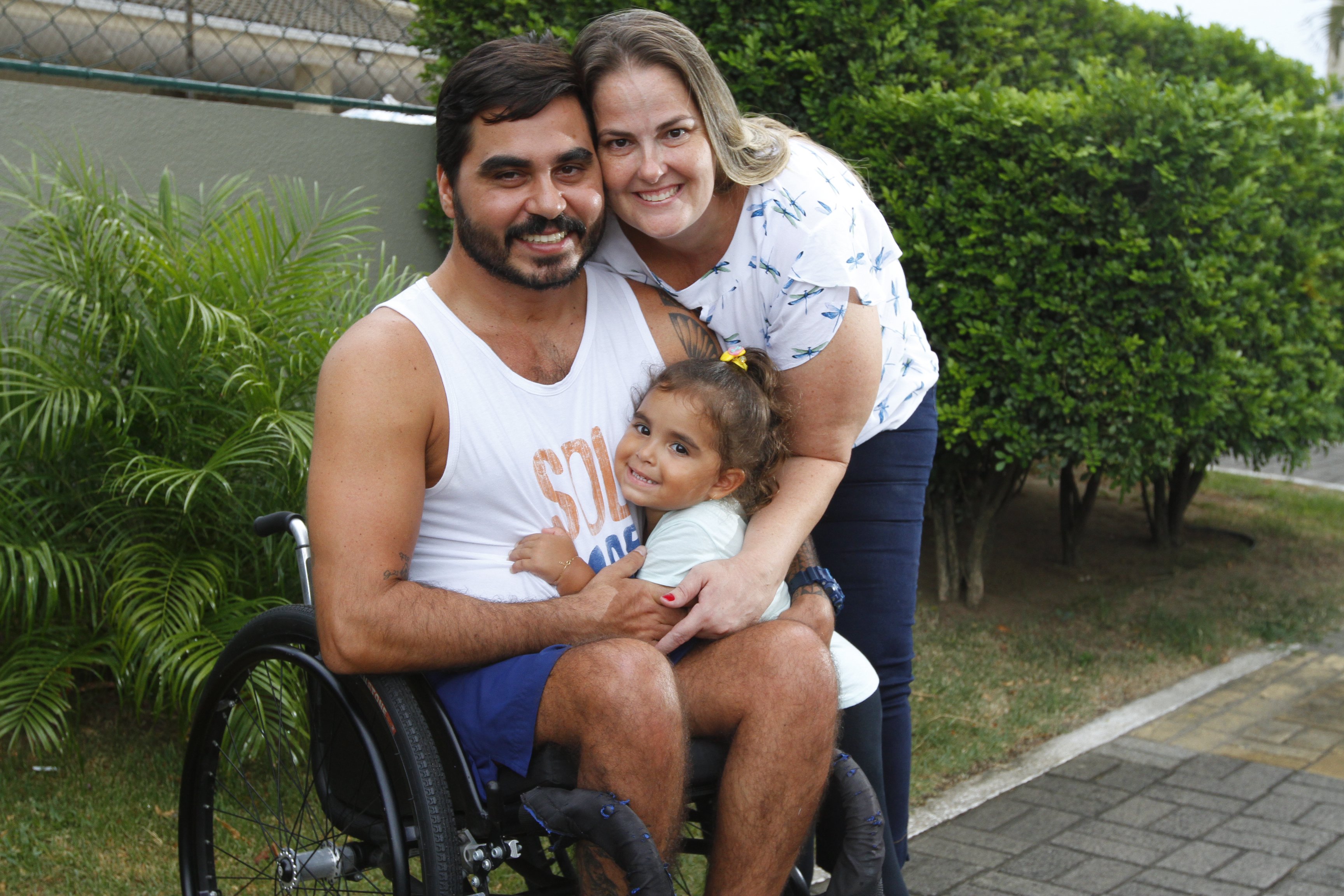 Felipe Barbosa Ramos, Letícia Cabral e a filha Laura. (Foto: Leone Iglesias/AT)