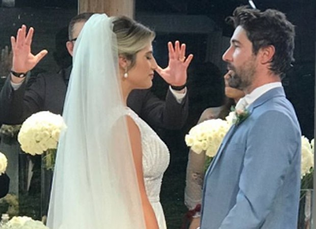 Jéssica Costa e Sandro Pedroso se casaram nesta segunda-feira (Foto: Reprodução / Instagram)