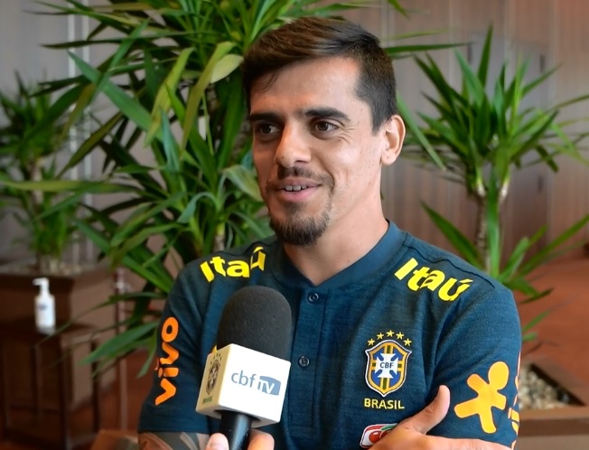 Fagner na chegada em Portugal (Foto: Reprodução/ CBF TV)
