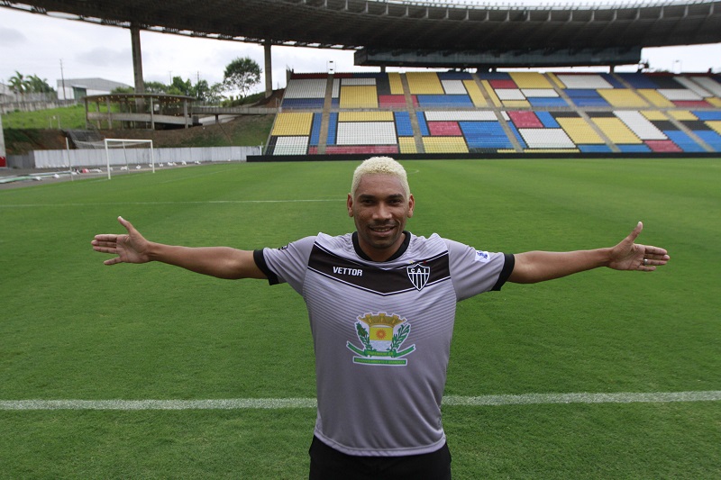 Flávio Caça-Rato abre os braços no estádio Kleber Andrade: “Só de realizar os seus sonhos, você já é um vencedor”, afirma (Foto: Kadidja Fernandes/ AT/ 16/03/2019)
