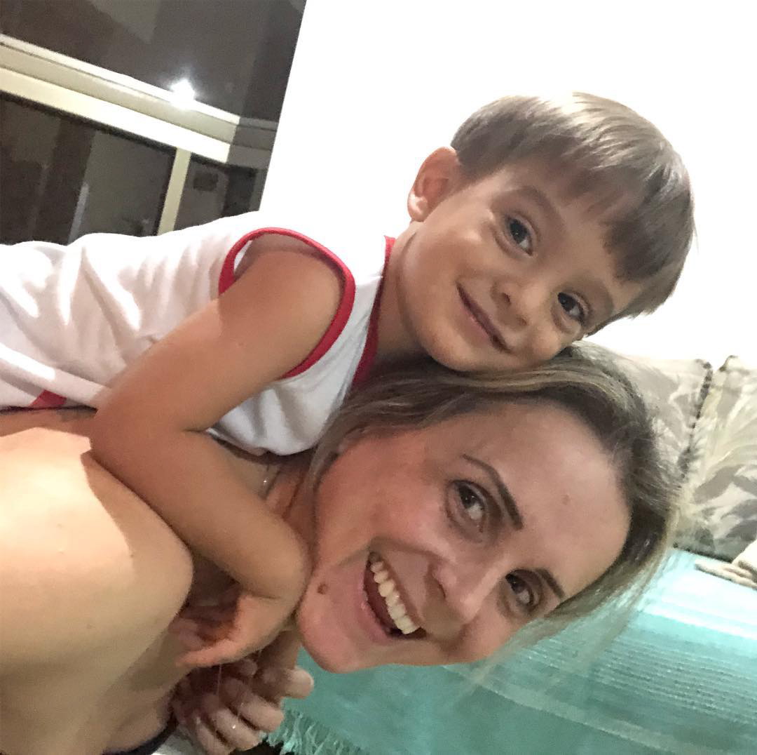 Katiucia Cosini Emiliano com seu filho que faleceu vítima da infecção. (Foto: Reprodução/Instagram)