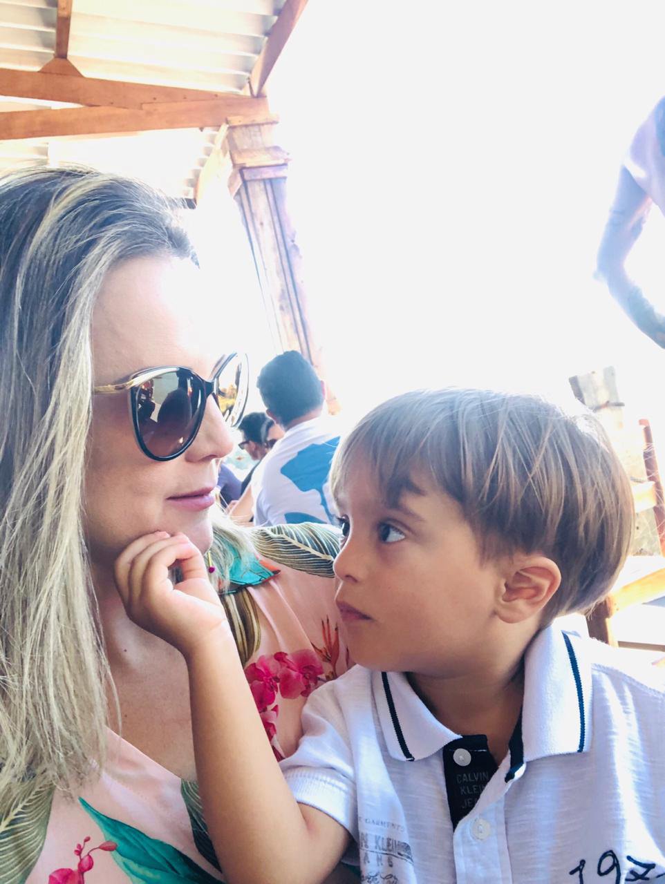 Katiucia Cosine Emiliano com o filho, Théo Cypriano. (Foto: Acervo pessoal)