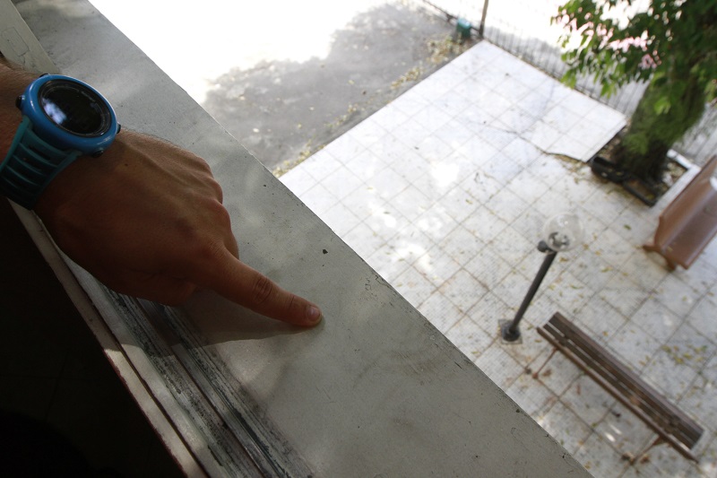 Vítima mostra marca deixada por criminoso (Foto: Kadidja Fernandes/ AT/ 04/03/2019)