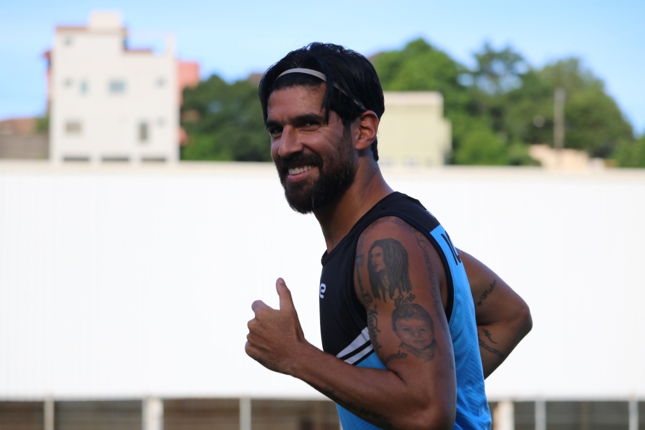 Atacante Loco Abreu treinou normalmente com o elenco do Rio Branco, mas despistou sobre titularidade contra o Serra (Foto: Daniel Pasti/RBAC)