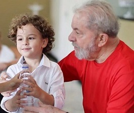 Lula com o neto Arthur (Foto: Reprodução Facebook)