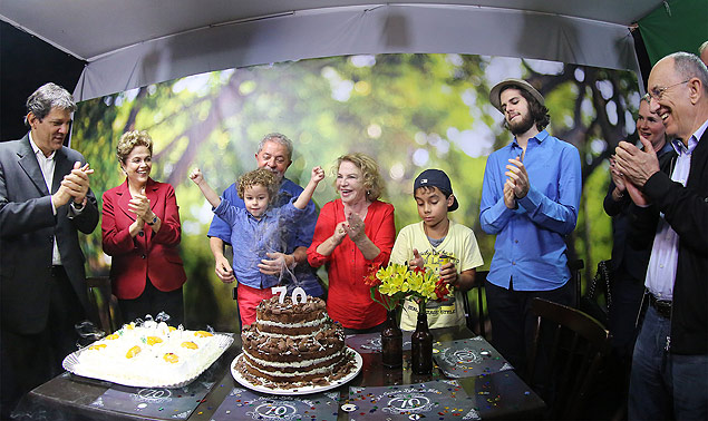 Arthur é abraçado por Lula, quando o ex-presidente comemorou 70 anos (Foto: Ricardo Stucket / Instituto Lula)