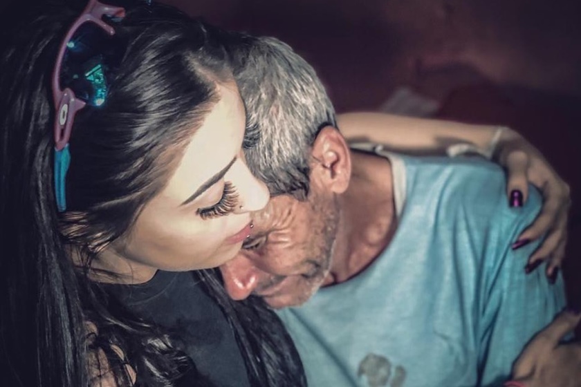 MC Mirella foi ao encontro do homem, que se emocionou com a ajuda (Foto: Reprodução / Instagram)