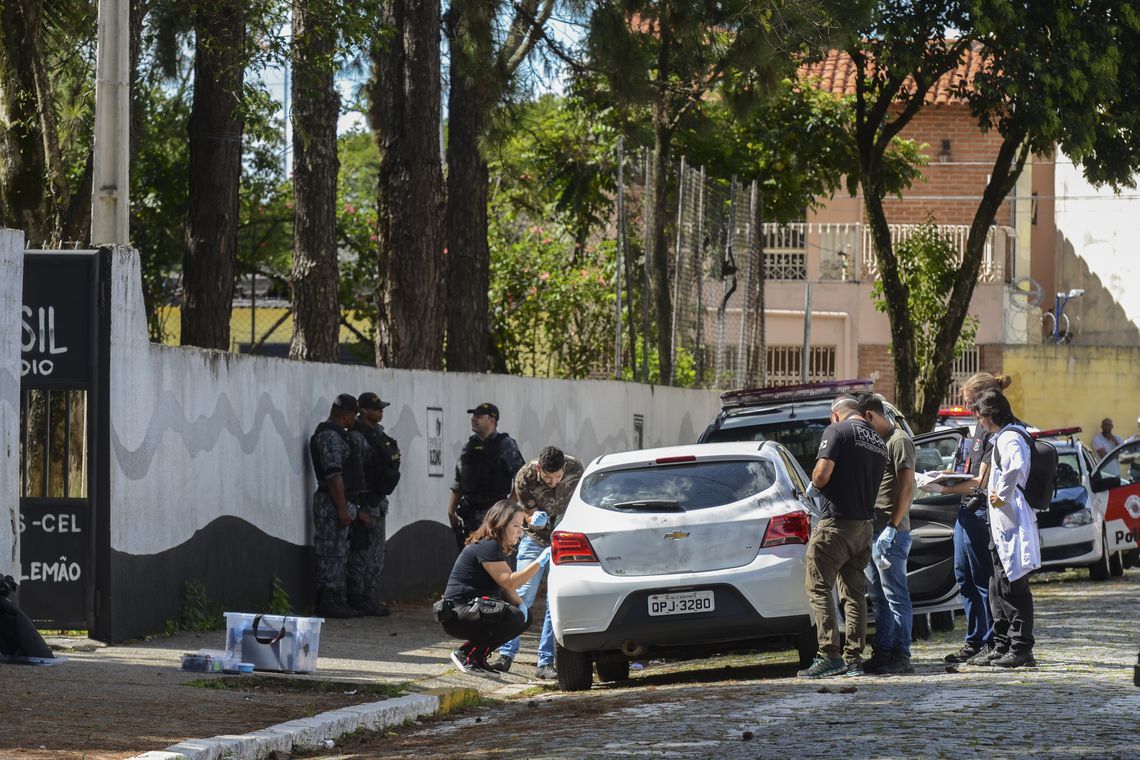 Equipe realiza perícia em carro usado por atiradores. (Foto: Rovena Rosa/Agência Brasil)