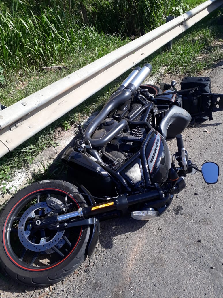 Moto colidiu em poste na BR-101 (Foto: Diego Gama)