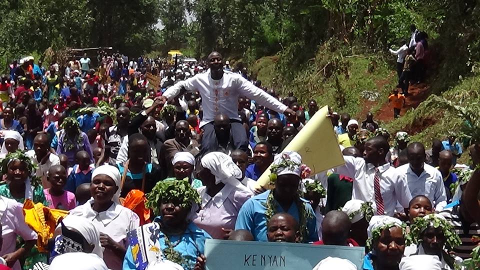 Faz parte da cultura local nomear Kisii Elder, uma pessoa que seja considerado um heroi na sociedade. Peter se tornou um deles após a nomeação ao prêmio mundial. (Foto: Reprodução/Facebook)