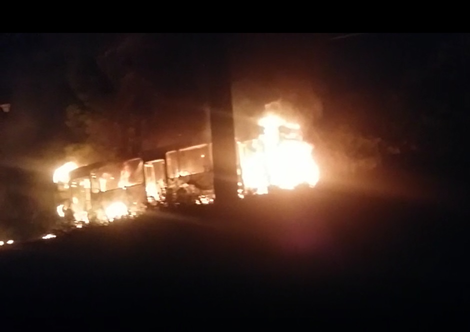 Morador registrou incêndio em coletivo no ponto final do bairro Santa Rosa, em Cariacica. (Foto: Reprodução vídeo/ Internauta)