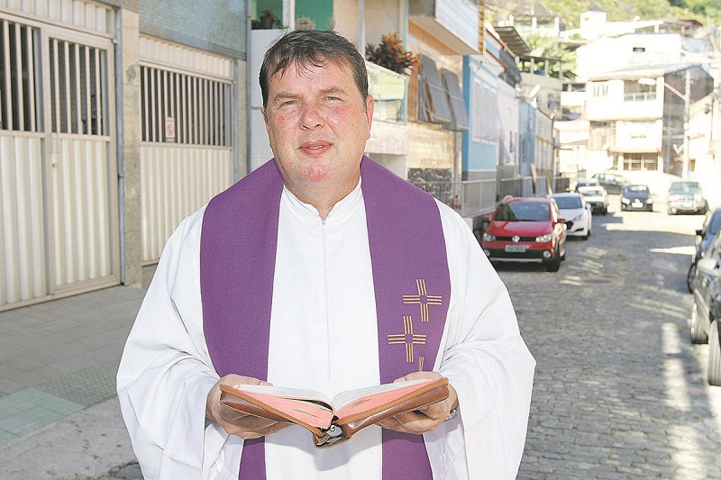 Padre Marcelo Pedroni Margon, da Paróquia São Pedro, na Vila Rubim, em Vitória, contou que já foi perseguido por homens armados (Foto: Leone Iglesias/AT)
