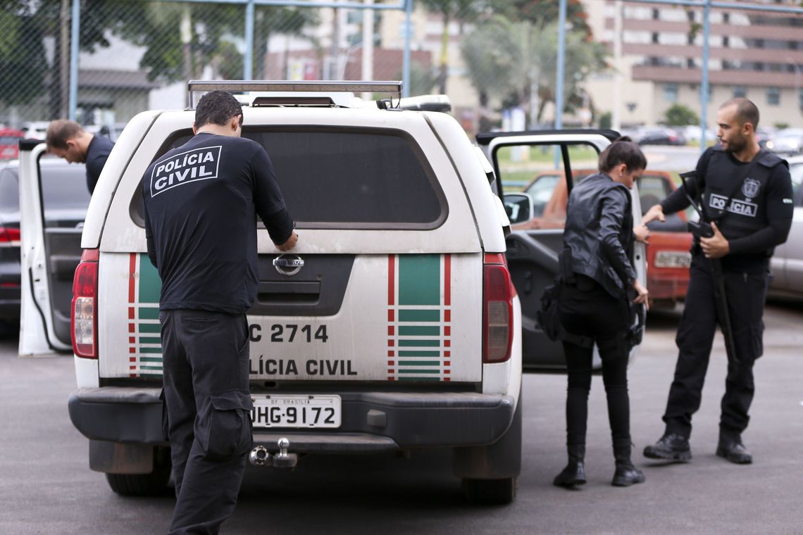 Os suspeitos encontrados com o material ilícito estão sendo presos em flagrante (Foto: Marcelo Camargo/ Agência Brasil)